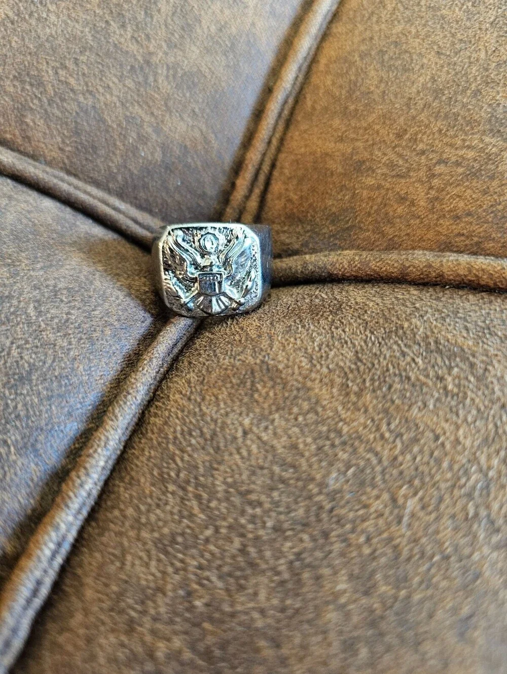 Vintage Mid Century Sz 7.5 signet ring w/ raised American eagle emblem